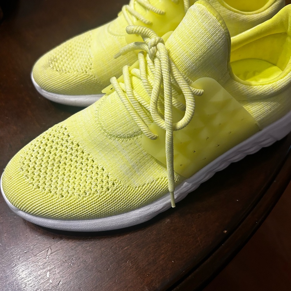 💛 ALDO NEON YELLOW SNEAKERS — SIZE 8 | $29 🔥